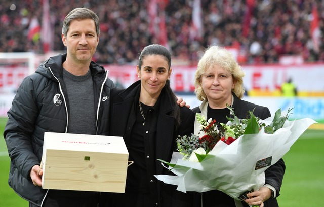 Hasret Kayikçi (m.) bei der Verabschie...chick (r.) am 32. Spieltag der Männer. | Foto: Achim Keller Hasret Kayikçi (m.) bei der Verabschie...chick (r.) am 32. Spieltag der Männer. | Foto: Achim Keller