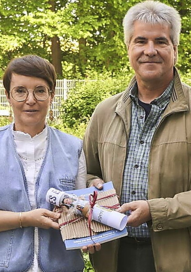 Christine Mildenberger überreicht die Spende an Joachim Haas. | Foto: Michael Bode Christine Mildenberger überreicht die Spende an Joachim Haas. | Foto: Michael Bode