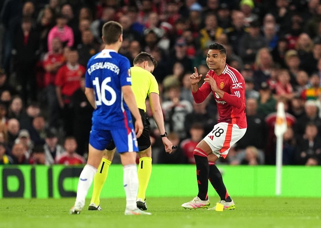 Casemiro (r) erzielte das 2:1 f&uuml;r Manchester United gegen Athletic Bilbao.  | Foto: Martin Rickett/PA Wire/dpa