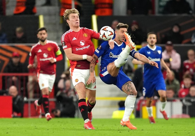 Stehen im Endspiel: St&uuml;rmer Rasmus H&ouml;jlund (l) und Manchester United.  | Foto: Martin Rickett/PA Wire/dpa