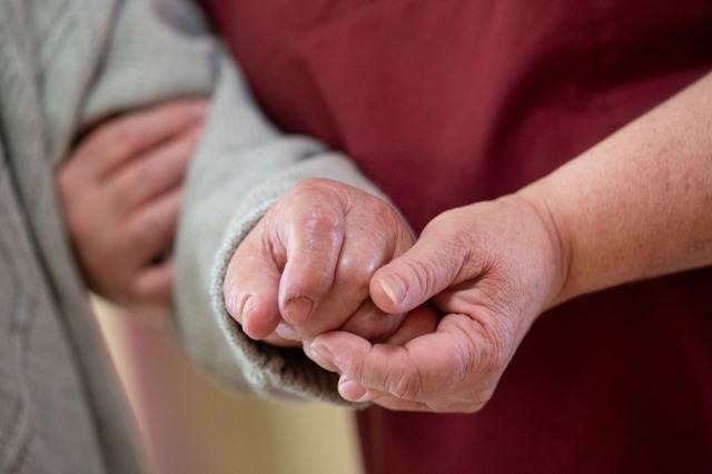 Eine Pflegekraft betreut in einem Seniorenhaus einen Bewohner. | Foto: Marijan Murat/dpa Eine Pflegekraft betreut in einem Seniorenhaus einen Bewohner. | Foto: Marijan Murat/dpa