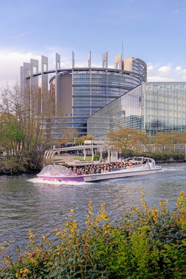 Die Bootsfahrt fhrt auch vorbei an de...Institutionen wie dem Europaparlament.  | Foto: Damien Maurin / Straspix