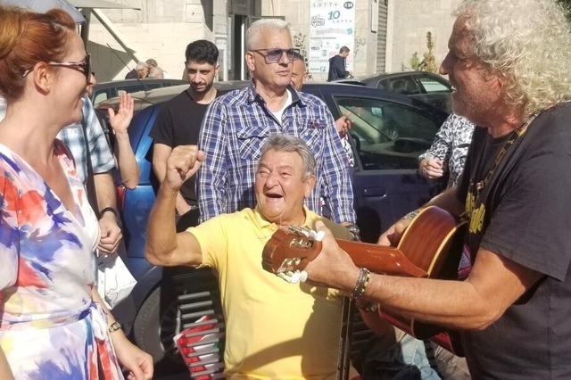 Oscar Gudione aus Emmendingen wird fr sein Engagement mit der Staufermedaille geehrt