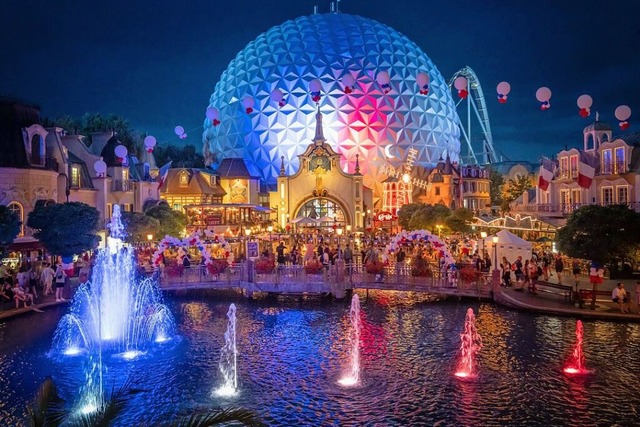 Mit einer großen Sommernachtsparty fei...ark am 12. Juli seinen 50. Geburtstag. | Foto: Europa-Park Mit einer großen Sommernachtsparty fei...ark am 12. Juli seinen 50. Geburtstag. | Foto: Europa-Park