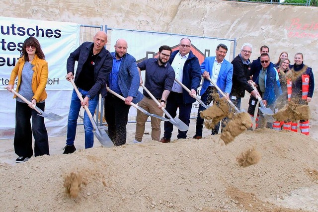 Spatenstich fr die neue DRK-Rettungsw...hard und Bernd Zehnle (Firma Kiesel).   | Foto: Heidi Fel