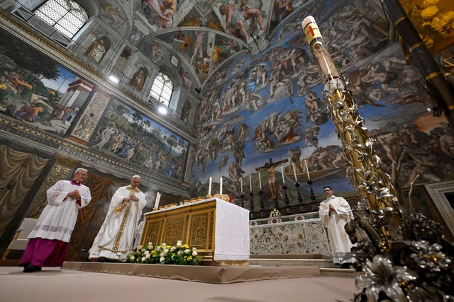 Seine erste Messe feierte Leo XIV. am ...um Papst: in der Sixtinischen Kapelle.  | Foto: Uncredited/Vatican media/AP/dpa