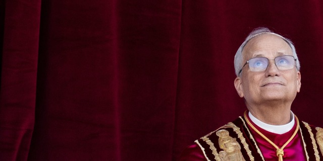 Der neue Papst Leo XIV. erscheint nach...a in der katholischen Kirche beginnen.  | Foto: Marijan Murat/dpa