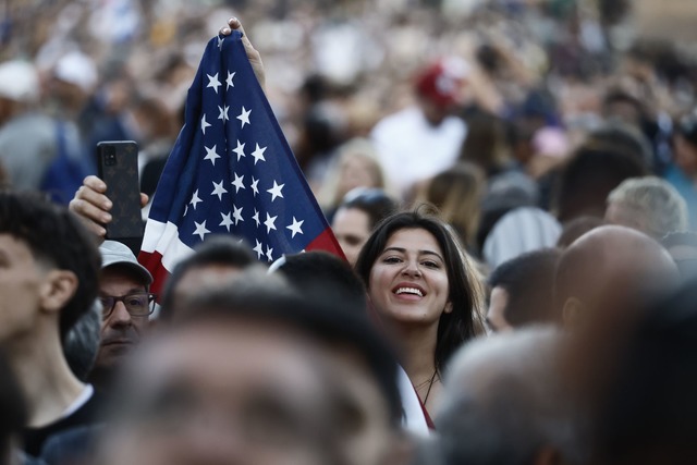 Auch US-Fahnen wurden geschwenkt.  | Foto: Cecilia Fabiano/LaPresse via ZUMA Press/dpa
