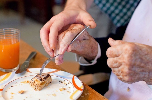 Ein junger Mann, der ein Freiwilliges ...einschaft für Demenzkranke beim Essen. | Foto: Friso Gentsch (dpa) Ein junger Mann, der ein Freiwilliges ...einschaft für Demenzkranke beim Essen. | Foto: Friso Gentsch (dpa)