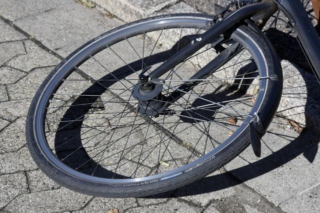 Auto nimmt Pedelec in Lrrach die Vorfahrt: 19-jhrige Frau verletzt