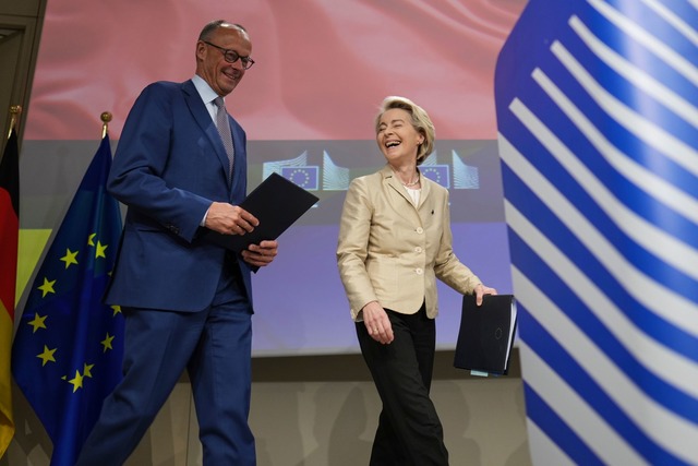 Kennen sich seit langem: Der neue deut...pr&auml;sidentin Ursula von der Leyen.  | Foto: Virginia Mayo/AP/dpa