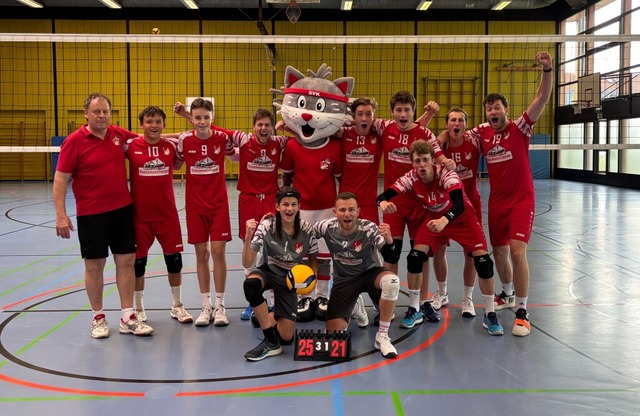 Jubel über den Aufstieg: Die SVK-Volleyball-Herren mit ihrem Maskottchen. | Foto: Michael Geiseler Jubel über den Aufstieg: Die SVK-Volleyball-Herren mit ihrem Maskottchen. | Foto: Michael Geiseler