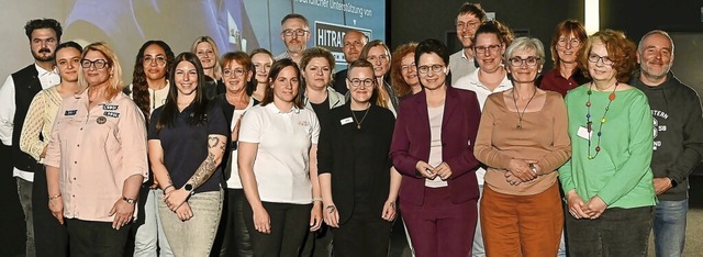 Die Pflegemesse im Foyer des Lahrer Ki...terin Marion Gentges zum Gruppenfoto. | Foto: Endrik Baublies Die Pflegemesse im Foyer des Lahrer Ki...terin Marion Gentges zum Gruppenfoto. | Foto: Endrik Baublies