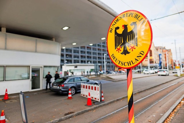Kontrolle am Schweizer Grenzübergang Weil-Friedlingen. | Foto: Philipp von Ditfurth (dpa) Kontrolle am Schweizer Grenzübergang Weil-Friedlingen. | Foto: Philipp von Ditfurth (dpa)
