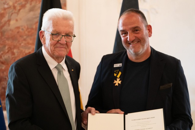 Frank Schmidt hat den Verdienstorden d...;sident Winfried Kretschmann erhalten. | Foto: Markus Lenhardt/dpa Frank Schmidt hat den Verdienstorden d...;sident Winfried Kretschmann erhalten. | Foto: Markus Lenhardt/dpa