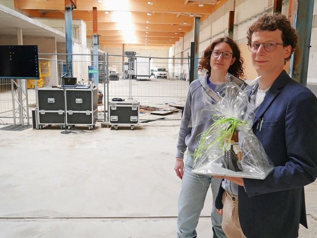 Xenia und Yannik Tschamber in der neuen Fabrikhalle | Foto: Michael Gottstein Xenia und Yannik Tschamber in der neuen Fabrikhalle | Foto: Michael Gottstein