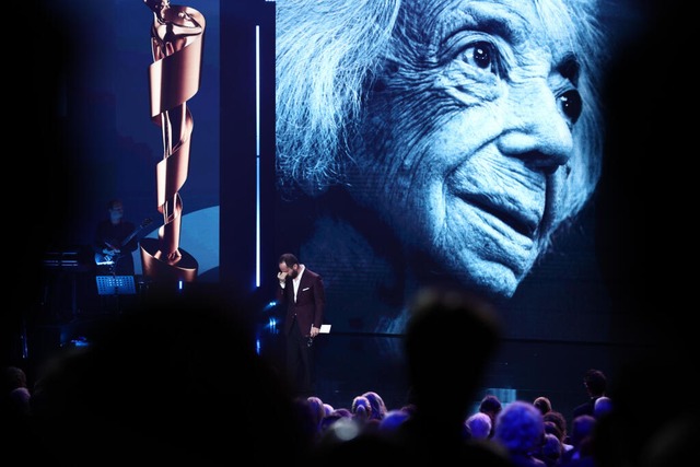 Bei der Verleihung des 75. Deutschen F...nders Tod für einen bewegenden Moment. | Foto: Christoph Soeder (dpa) Bei der Verleihung des 75. Deutschen F...nders Tod für einen bewegenden Moment. | Foto: Christoph Soeder (dpa)