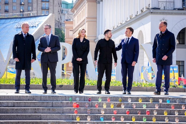 Donald Tusk (l-r), Ministerpräsident v...auf dem Maidan den Opfern des Krieges. | Foto: Kay Nietfeld (dpa) Donald Tusk (l-r), Ministerpräsident v...auf dem Maidan den Opfern des Krieges. | Foto: Kay Nietfeld (dpa)