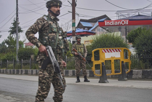 Indische paramilitärische Soldaten ste...einer Straße, die zum Flughafen führt. | Foto: Dar Yasin (dpa) Indische paramilitärische Soldaten ste...einer Straße, die zum Flughafen führt. | Foto: Dar Yasin (dpa)