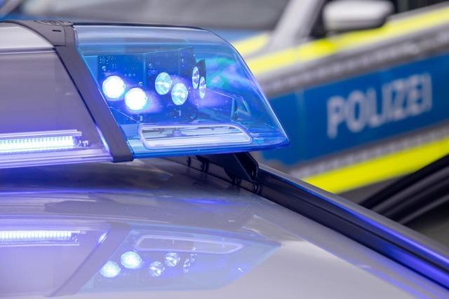 Mann lsst nach Unfall bei Ditzingen Sportwagen auf Autobahn stehen und flchtet zu Fu