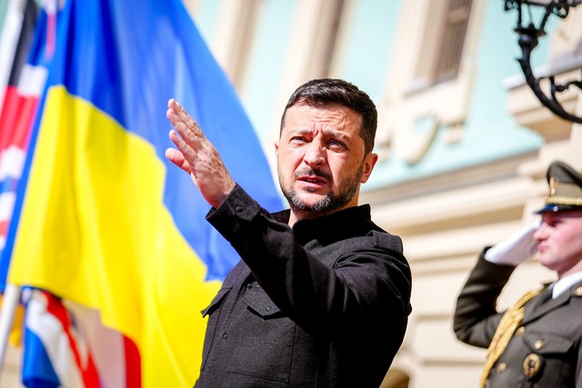 Die Ukraine wehrt sich seit mehr als d...ml;tzung gegen die russische Invasion.  | Foto: Kay Nietfeld/dpa