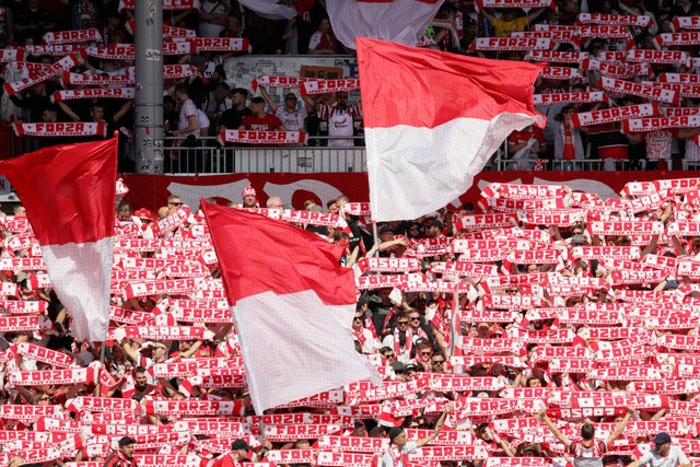 Schal-Choreografie der Freiburg-Fans in Kiel. | Foto: Claus Bergmann (dpa) Schal-Choreografie der Freiburg-Fans in Kiel. | Foto: Claus Bergmann (dpa)