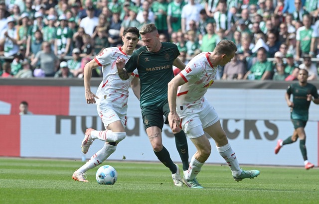 Marvin Ducksch (Mitte) und Werder Brem...;r eine starke Leistung nicht belohnt.  | Foto: Carmen Jaspersen/dpa