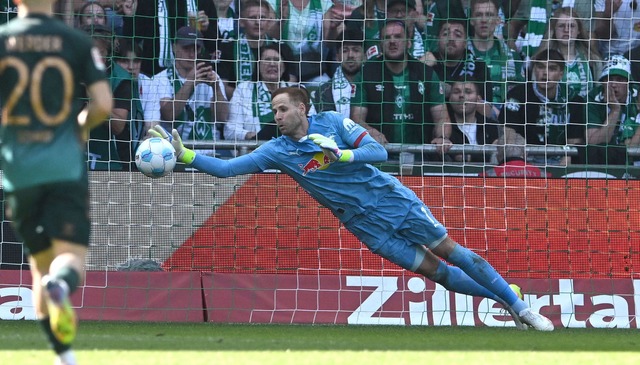 Peter Gulacsi sicherte RB Leipzig in B...starken Paraden zumindest einen Punkt.  | Foto: Carmen Jaspersen/dpa