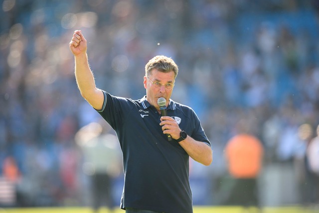 Sprach nach dem Spiel zu den Fans: Bochums Trainer Dieter Hecking.  | Foto: Anke Waelischmiller/dpa