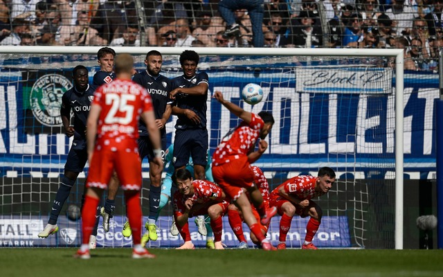 Pr&auml;zisionsarbeit: Amiri zielt beim 1:0 f&uuml;r Mainz ganz genau.  | Foto: Anke Waelischmiller/dpa