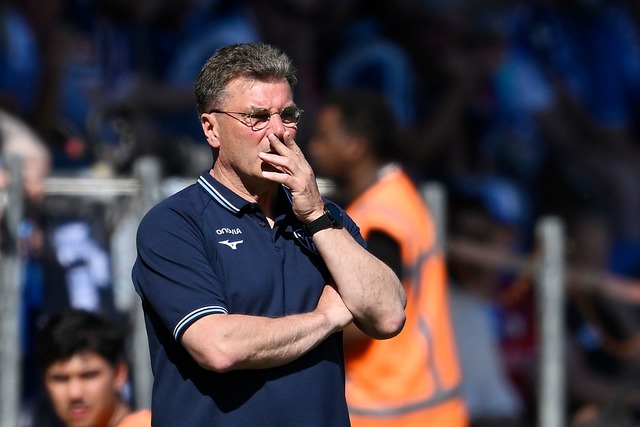 Konnte den Abstieg nicht verhindern: Bochums Trainer Dieter Hecking.  | Foto: Anke Waelischmiller/dpa