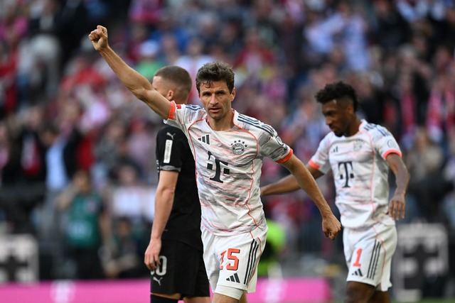 Thomas M&uuml;ller jubelt in seinem le...mspiel &uuml;ber das F&uuml;hrungstor.  | Foto: Sven Hoppe/dpa