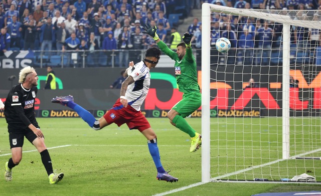 Die Vorentscheidung: Davie Selke (M) t...3:1, Ulms Abstieg ist jetzt besiegelt.  | Foto: Christian Charisius/dpa