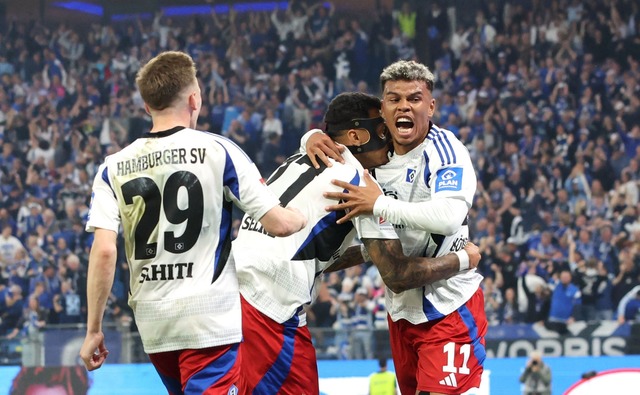 Tor zum 2:1: Hamburgs Ransford K&ouml;...er (r) jubelt mit seinen Teamkollegen.  | Foto: Christian Charisius/dpa