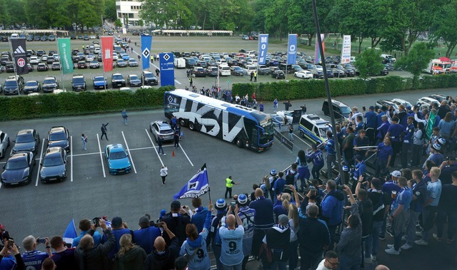 Schon bei der Ankunft am Volksparkstad...rt: die HSV-Spieler im Mannschaftsbus.  | Foto: Marcus Brandt/dpa