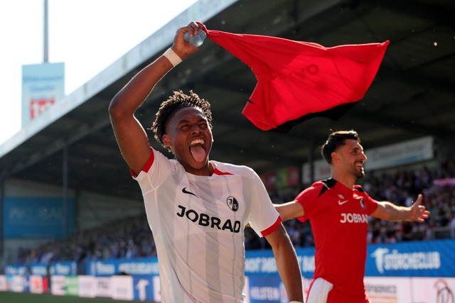 Freiburgs Junior Adamu jubelt nach dem Sieg bei Holstein Kiel.  | Foto: Claus Bergmann/dpa