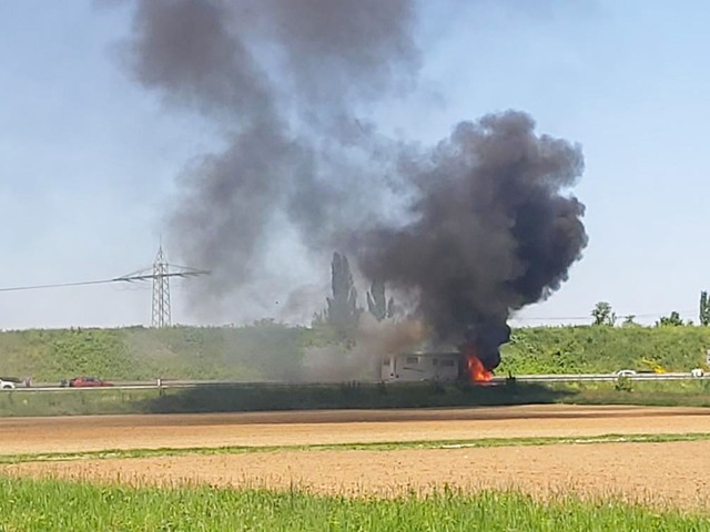 Die Rauchsäule war auch aus großer Entfernung noch zu sehen. | Foto: Einsatzreport 24 Die Rauchsäule war auch aus großer Entfernung noch zu sehen. | Foto: Einsatzreport 24