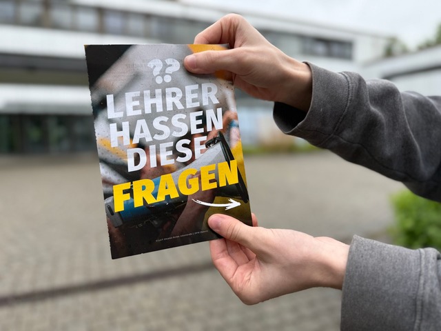 An Schulen tauchen Flugbl&auml;tter von Rechtsextremen auf.  | Foto: Nico Pointer/dpa