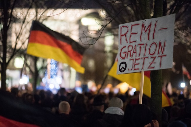 An einigen Schulen sind Flyer aufgetaucht.  | Foto: Bernd von Jutrczenka/dpa