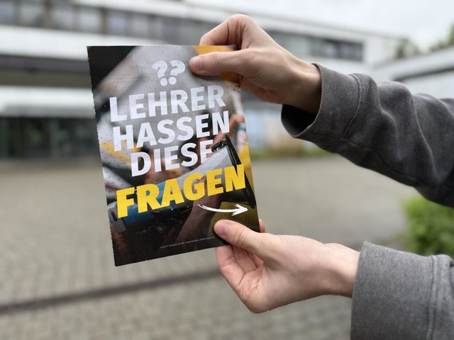 Dieser Flyer der Identitären Bewegung ...en Schulen in Deutschland aufgetaucht. | Foto: Nico Pointer (dpa) Dieser Flyer der Identitären Bewegung ...en Schulen in Deutschland aufgetaucht. | Foto: Nico Pointer (dpa)