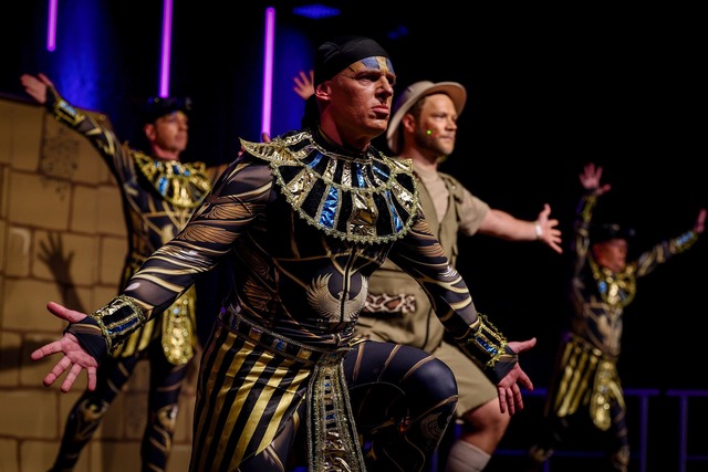 Das M&auml;nnerballett "Hopptown Jumpi...allett und landet damit im Mittelfeld.  | Foto: Daniel L&ouml;b/dpa
