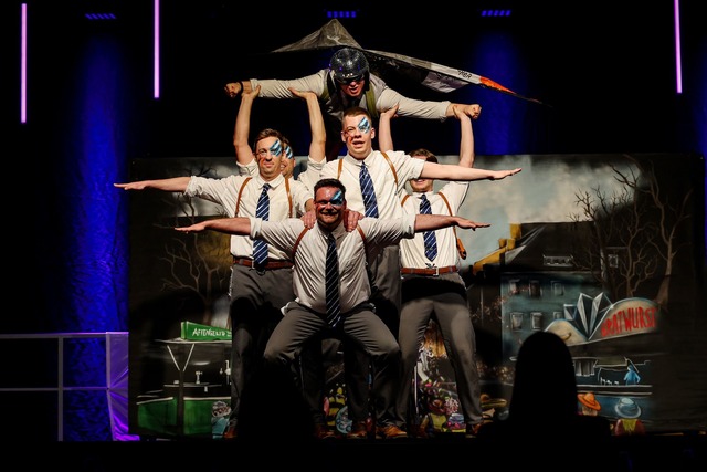 Das M&auml;nnerballett "Many Monkeys" ...ppe kommt damit auf den zehnten Platz.  | Foto: Daniel L&ouml;b/dpa