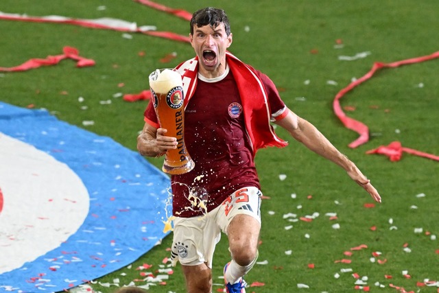 Auch Thomas M&uuml;ller verabschiedet sich mit Bierduschen.  | Foto: Sven Hoppe/dpa