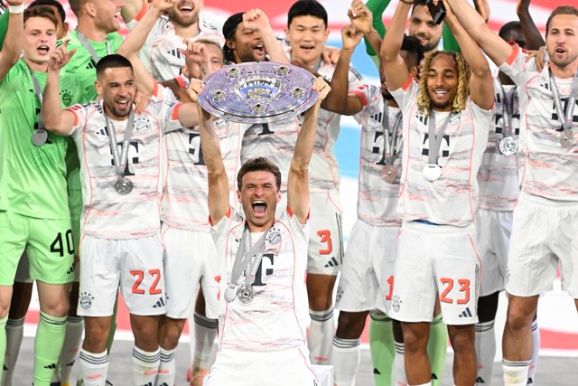 Thomas M&uuml;ller reckte als erster Bayern-Spieler die Schale in die H&ouml;he.  | Foto: Sven Hoppe/dpa