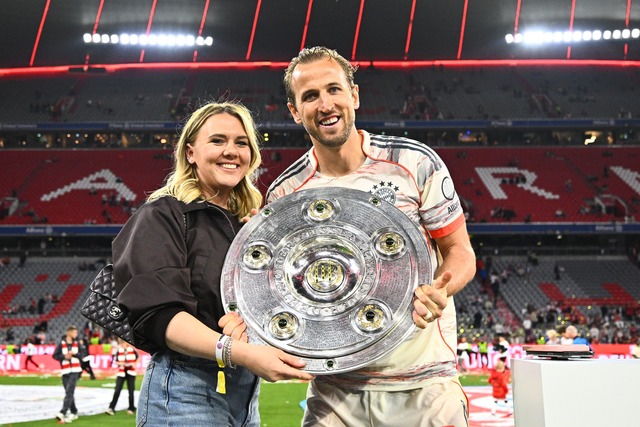 Endlich eine Troph&auml;e: Harry Kane mit Frau Katie Goodland.  | Foto: Tom Weller/dpa