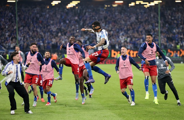 HSV-St&uuml;rmer Davie Selke (M) jubelt &uuml;ber sein Tor zum 3:1.  | Foto: Christian Charisius/dpa