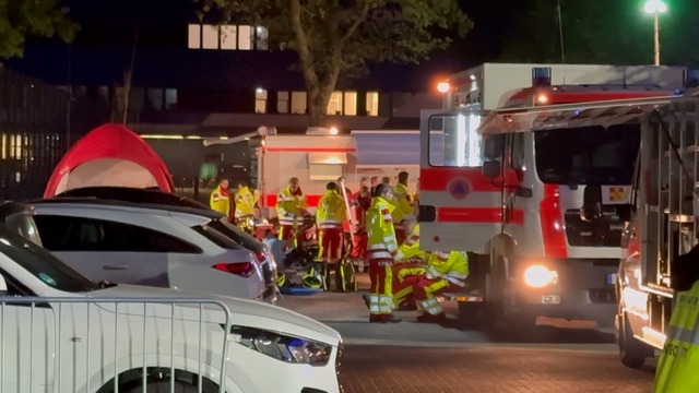 Beim Platzsturm wurden etliche Fu&szlig;ballfans verletzt.  | Foto: Marcus Brandt/dpa