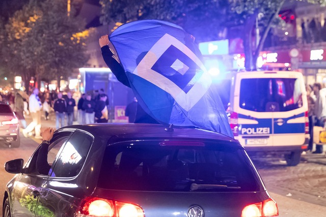 Die HSV-Fans feierten den Aufstieg ausgiebig auf der Reeperbahn.  | Foto: Bodo Marks/dpa