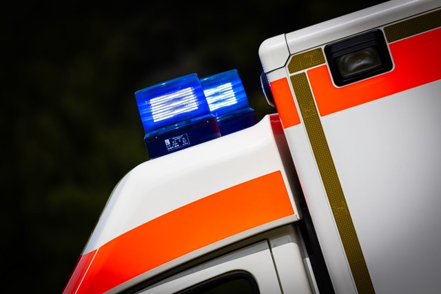 Insgesamt war der Rettungsdienst mit s...satzkräften vor Ort. (Symbolbild) | Foto: Moritz Frankenberg/dpa Insgesamt war der Rettungsdienst mit s...satzkräften vor Ort. (Symbolbild) | Foto: Moritz Frankenberg/dpa