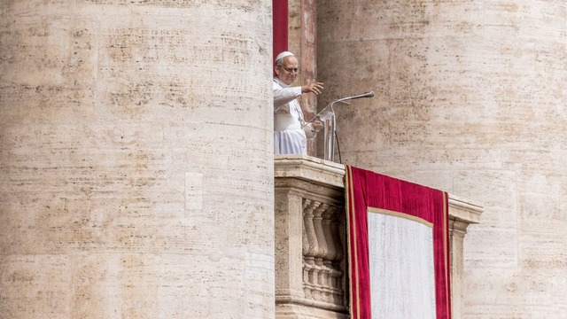 Der neue Papst Leo XIV. nutzt sein Gebet f&uuml;r einen Friedensappell.  | Foto: Oliver Weiken/dpa